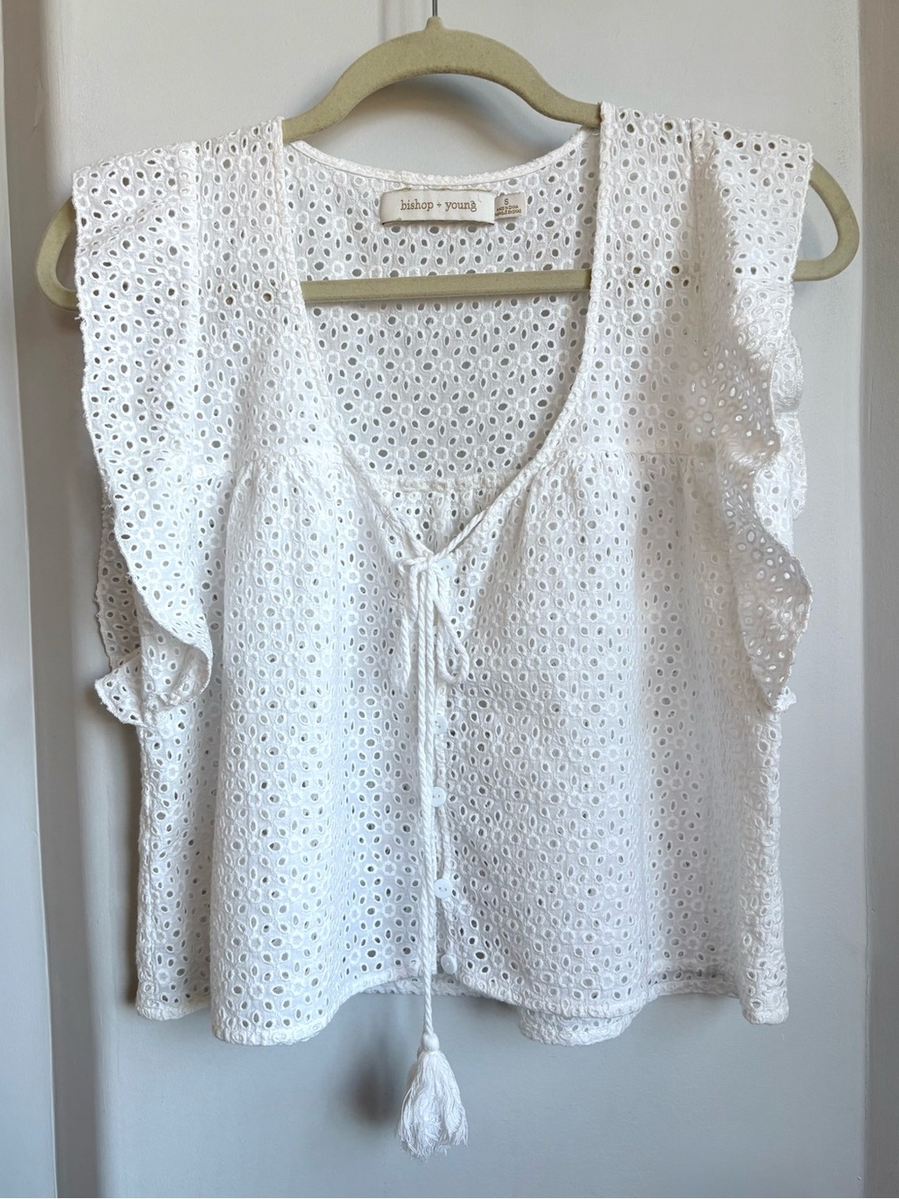 bishop + young Eyelet Flutter Sleeve Top White Button Front Closure Size Small